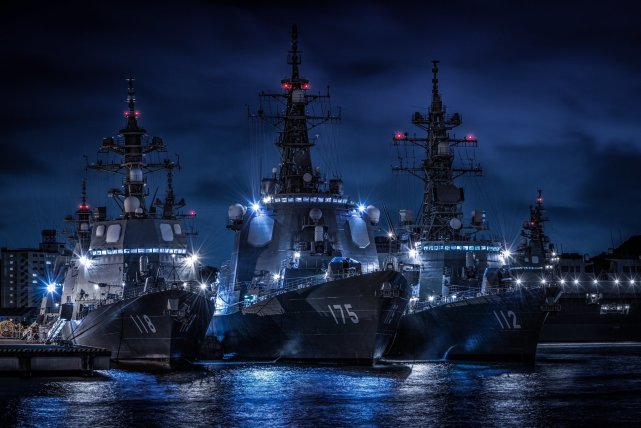 军迷拍摄日本军港!新型战舰排满港池,夜晚森冷无比,如