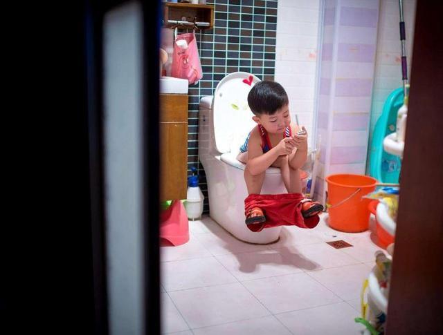 很多幼儿园的厕所都是蹲坑式的,这对宝宝们形成了不小的挑战,因为现在