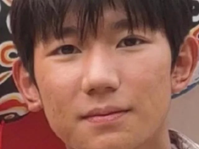 当tfboys卸妆后,易烊千玺大佬范,王俊凯霸气,王源素颜让人不敢认!