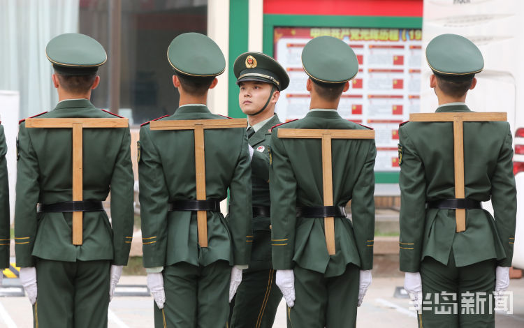 2018年国庆节当天,国旗班战士们在进行盛大的升旗仪式.