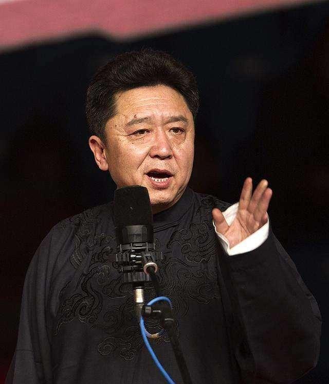51岁于谦做李宁模特拍时尚大片!穿嘻哈风服装比穿相声大褂还帅