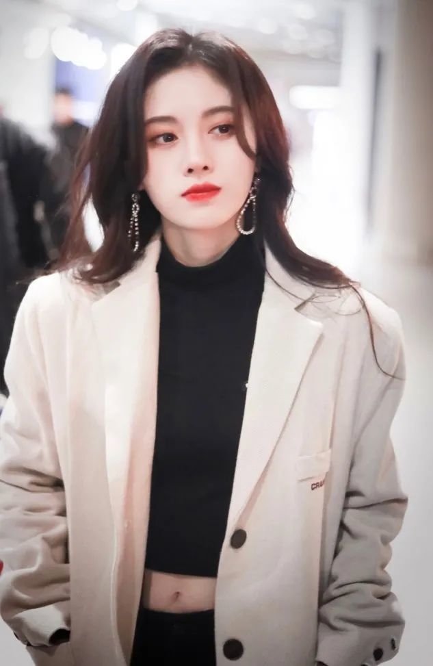 鞠婧祎这身霸道总裁的打扮,好有感觉好霸气哦