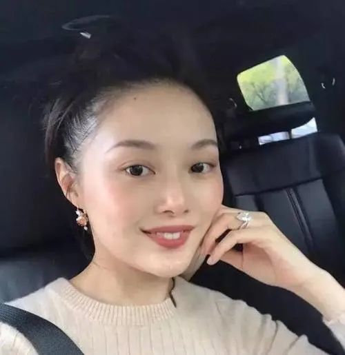 租别墅晒二手沙发晚晚夫妇这是破产了吗