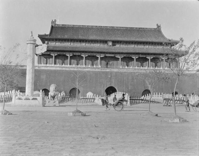 1917-1918年,美国社会经济学家甘博两次进入北京紫禁城进行拍摄,为
