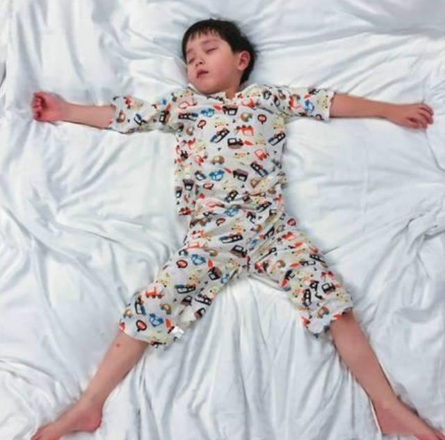 孩子的睡姿,暗示了不同的"性格",若是第一种就偷笑吧