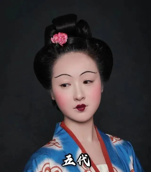 唐代的欧阳炯在《女冠子》里写道"薄妆桃脸,满脸纵横花靥.