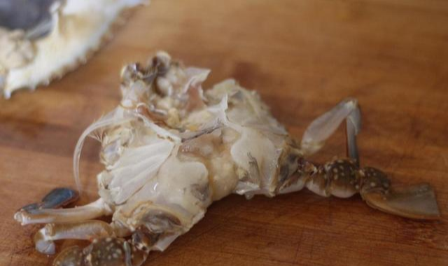 梭子蟹为什么看起来饱满大个,买回家一煮,就成了空壳?