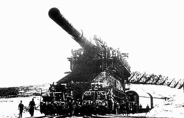 但是德国人似乎也不想让苏联得到"古斯塔夫"大炮和"多拉大炮,在战败
