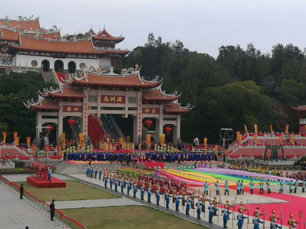 第二年,施琅也对湄洲岛妈祖祖庙进行改扩建,增加了梳妆楼,朝天阁,佛殿