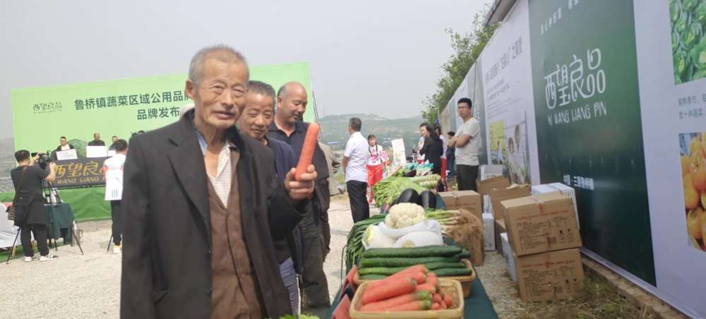 丁军辉向首批获得"西望良品"品牌使用权的三原万君果蔬有限责任公司