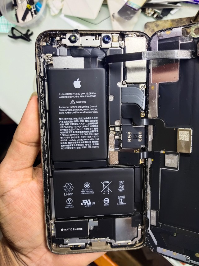 这个iphone xsmax手机摔下损失可大了