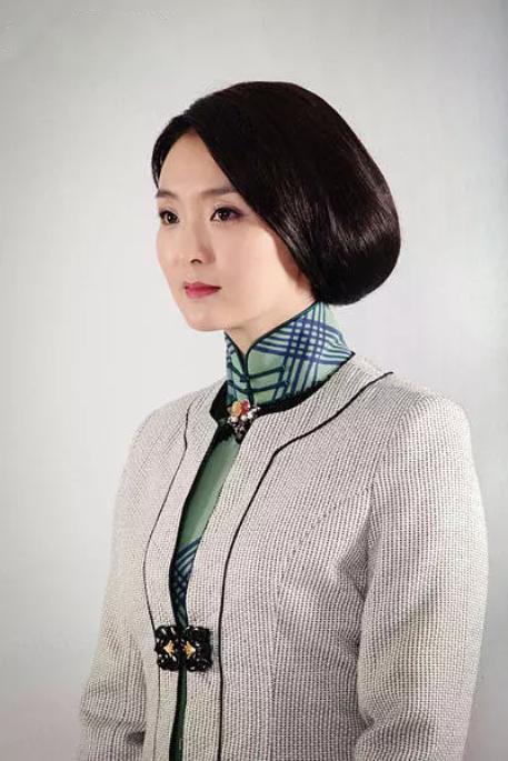 王艳越来越有"阔太"范,修身旗袍搭披肩优雅古典,美回端庄晴儿