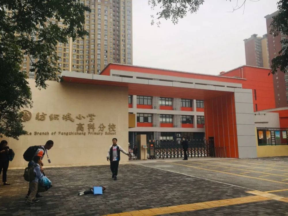 在教育资源上,已投入使用的纺织城小学高科分校就在项目北侧,仅一路之