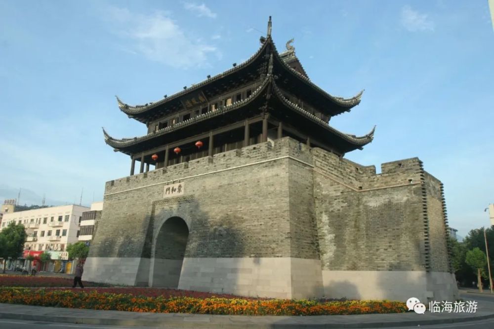 崇和门的命名是由城墙的建筑高大雄伟,匀称适当而得.