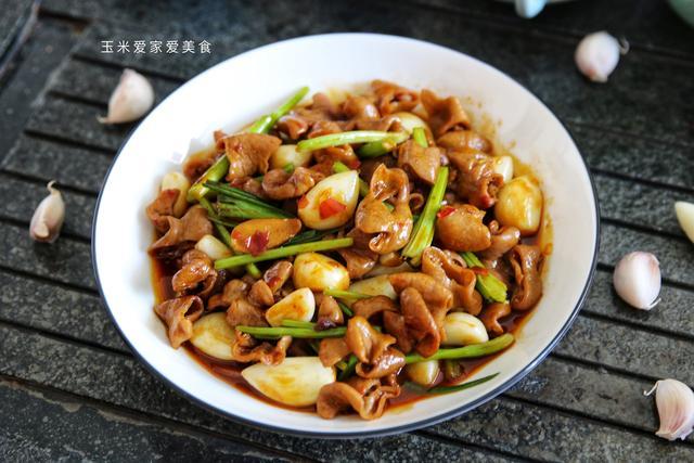 大蒜烧肥肠风味独特,咸甜适口,软糯鲜香,下酒下饭两相宜.