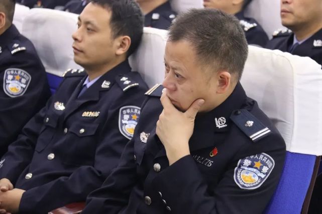 最后,强龙同志代表溆浦县公安局党委和全体民警,干部职工及辅警对先进