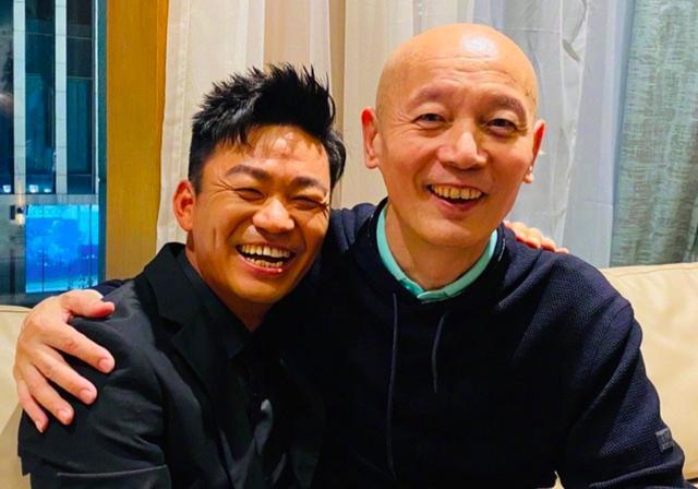 王宝强与葛优合影,被对方揽在怀中笑容灿烂!亲密称其"
