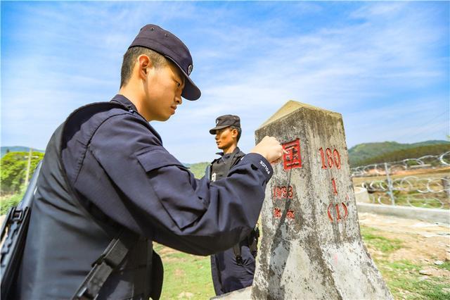 【一线警察】擦拭界碑 描红"中国 他们这样献礼新中国成立71周年