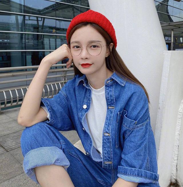 沈梦辰真有少女感,穿碎花连衣裙拍照片,不知道的以为是大学生