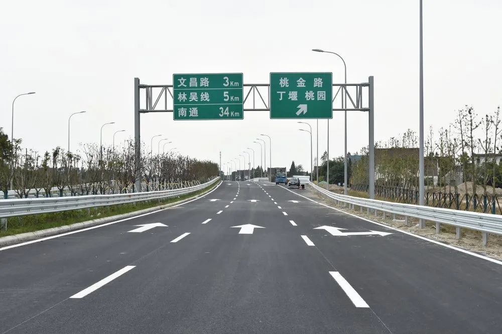 公路出入口可到达新g204,通过g204向西可快速到达s19通锡高速平潮互通