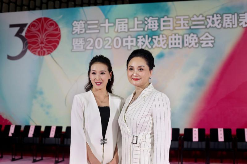 秦腔表演艺术家李梅(右).