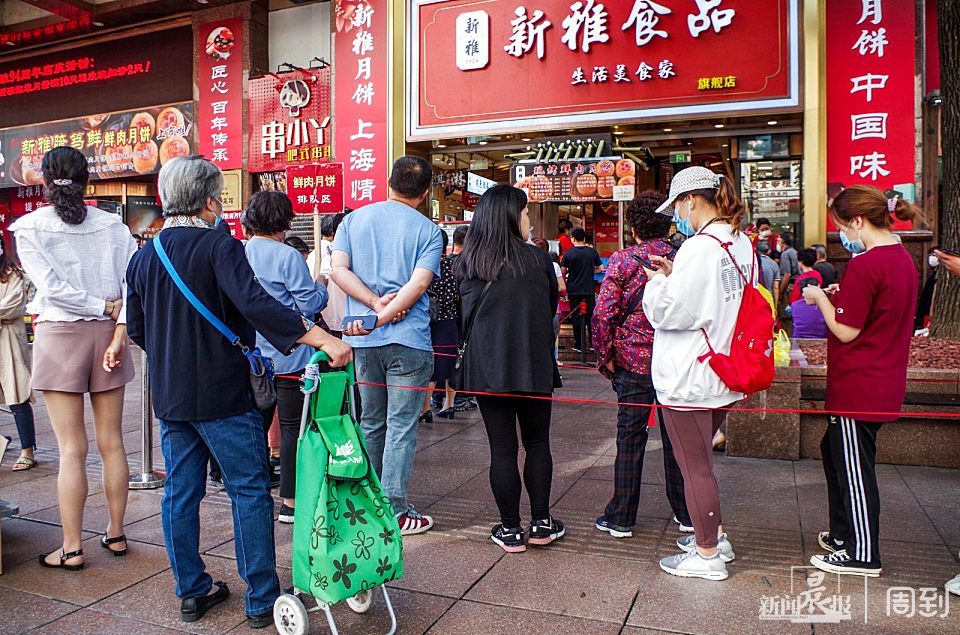 赶在中秋前排队数小时,买上几盒鲜肉月饼就为浓浓中秋味道