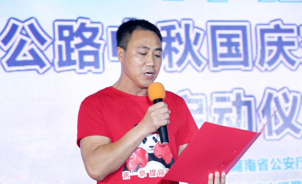 湖南交通频道总监李运宗共同向到场的驾驶人代表颁发了"疲劳不驾车