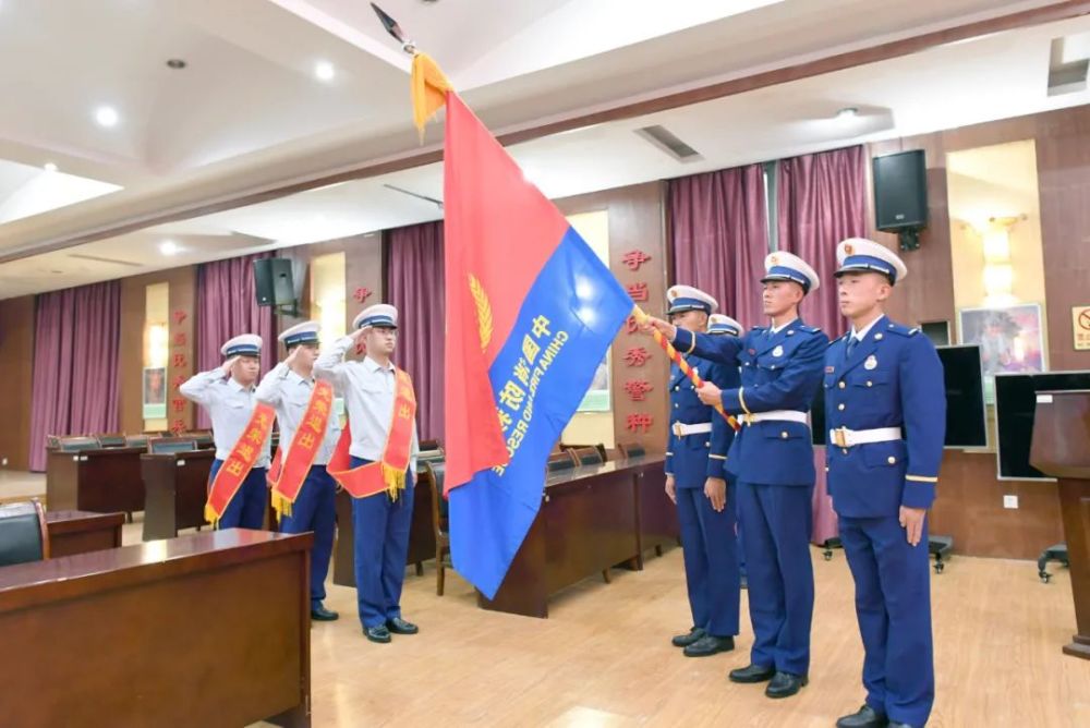 面向队旗,他们致以最后的敬礼……长治市消防救援支队