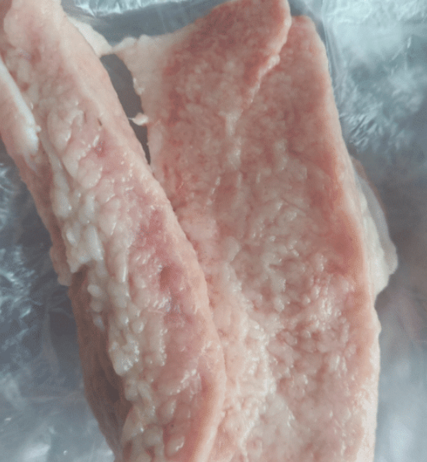"这是在超市买的猪肉,猪皮下面是什么东西,有懂得么?"哈哈能不能吃
