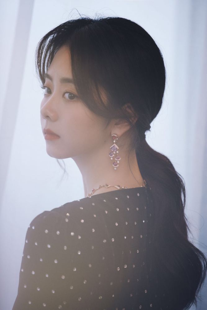 谭松韵穿黑色连衣裙搭配踝靴,可比李尖尖有魅力多了