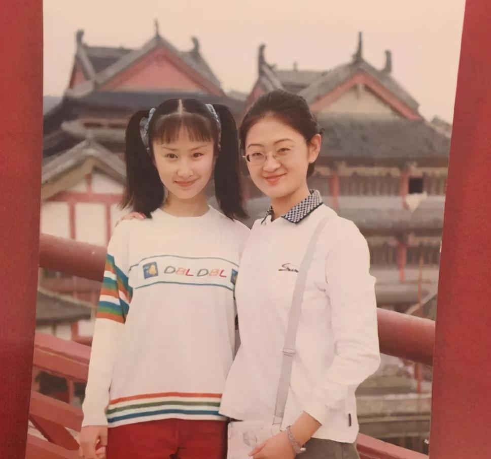 庆幸的是,当时舒畅妈妈的娘家,在得知她们的带来后对她们多有帮助.