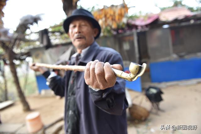 七旬老人隐居大山30年,自费育林千亩荒山,最爱用放大镜看周易