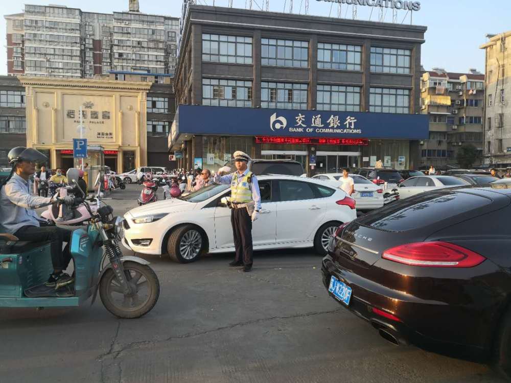 盐城:大丰交警节前坚守护学岗位 为师生安全出行保驾护航!