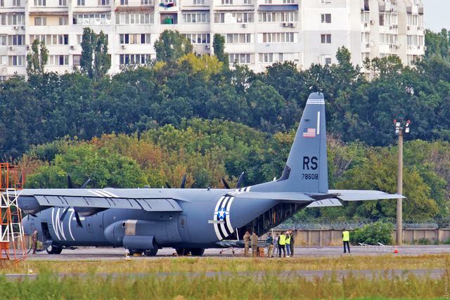 当地时间周三(9月30日),美国一架c-130大力神军用运输机从德国拉姆