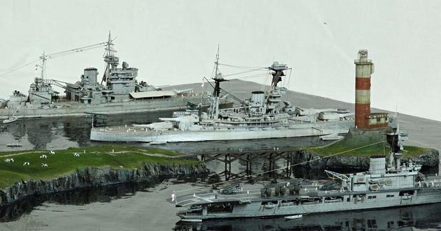 休憩的钢铁巨兽,停泊在港湾的英国勇士号战列舰和竞技
