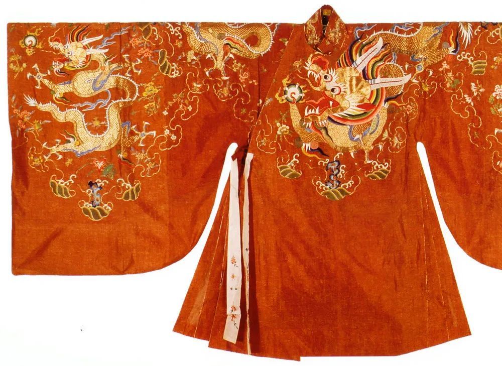 这些古风爆款元素,其实就是源自于8年前的孔府旧藏服饰展