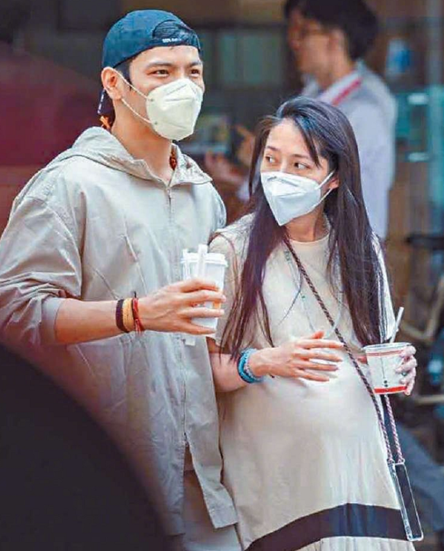 有种"整容"叫郭碧婷怀孕,近照穿大码长裙,孕肚大走路佝偻