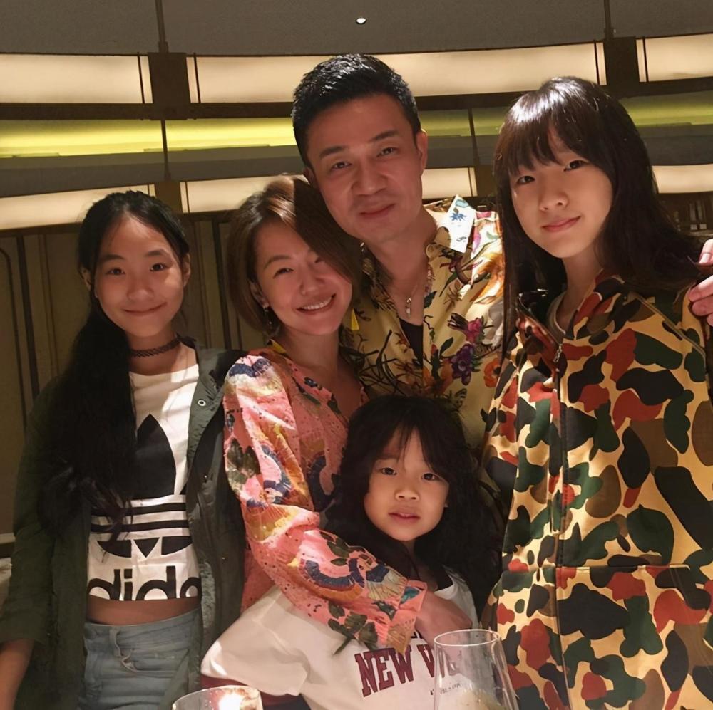 小s吐槽3女儿,老大老二爱与妈妈比腿细,8岁老三说要整