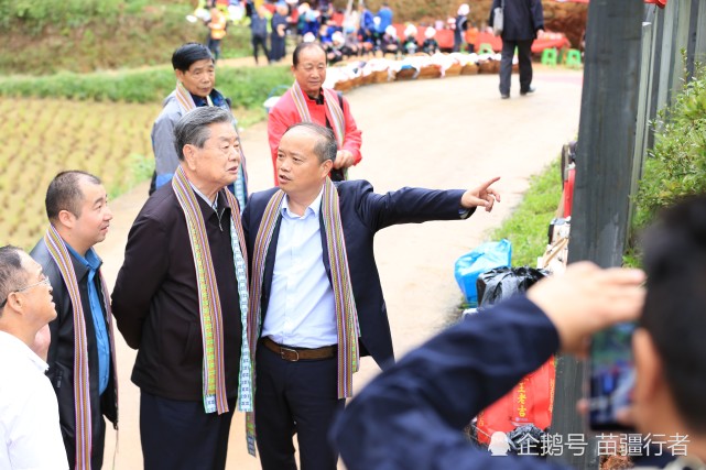 民宗委副主任王柏芝,黔东南州苗学会会长,碑林园建设委员会主任龙昌海