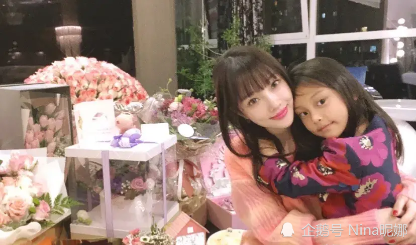 39岁李小璐生日真"放纵",老谋深算穿粉毛衣比甜馨还嫩