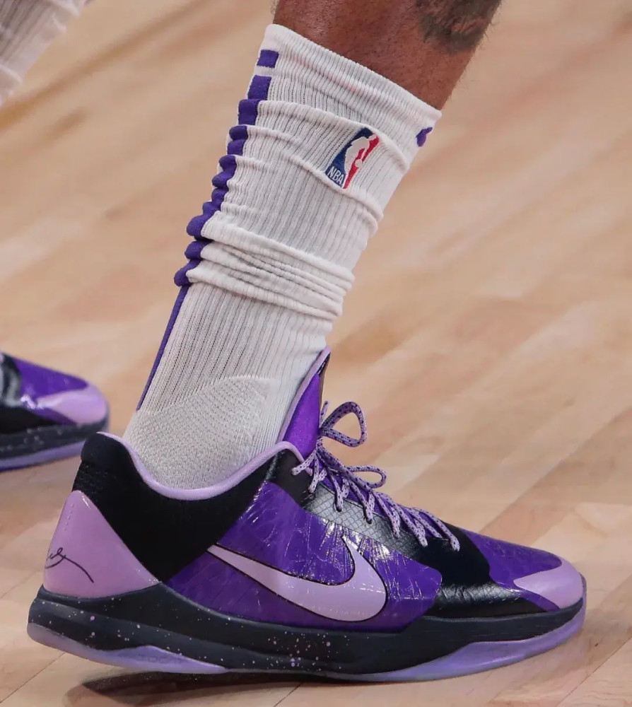 nba球员上脚詹姆斯2双签名鞋浓眉的kobe5太帅了