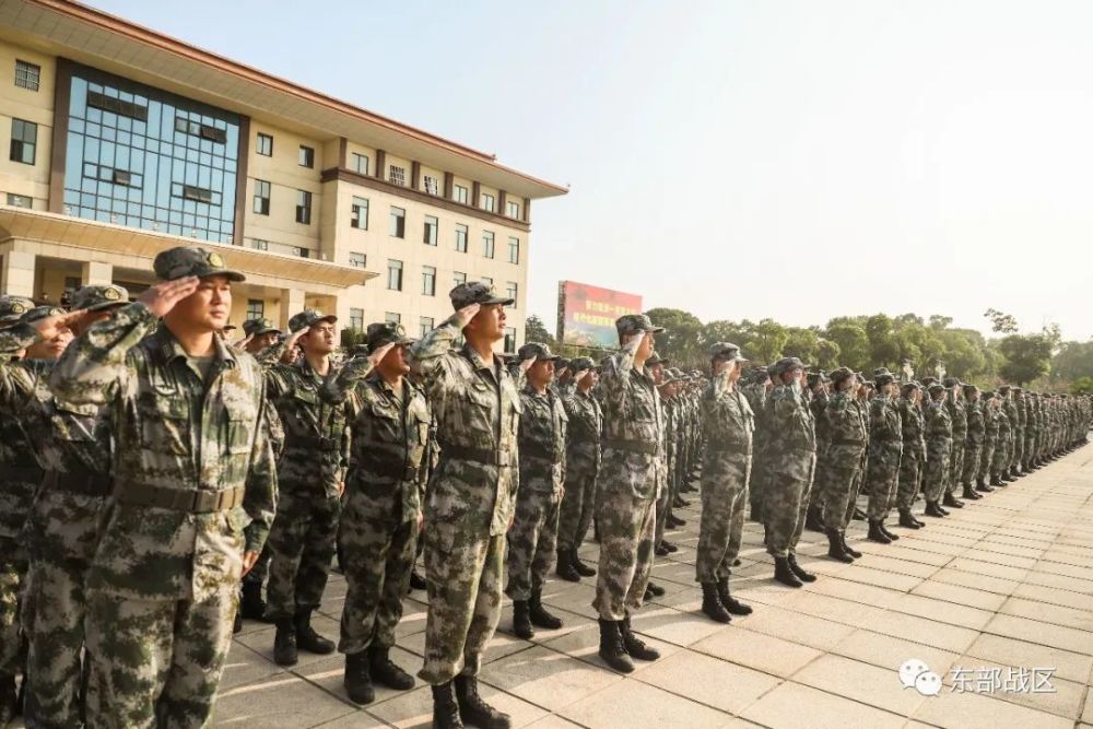 升国旗唱国歌东部战区官兵为伟大祖国庆生的画面来了