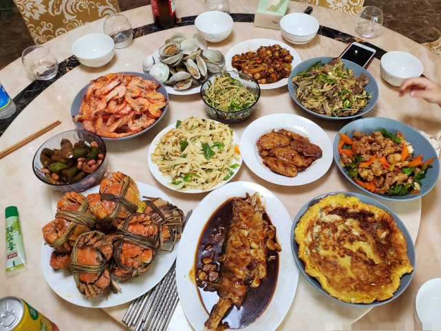 中秋节不同家庭的家宴,一对比就知道经济情况,最后的