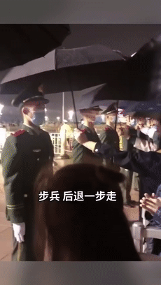 " 视频据央视视频 "后退一步,走!