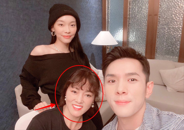 李佳琦晒中秋家人合影,母亲妹妹同框出镜颜值超高,李妈意外撞脸巩俐