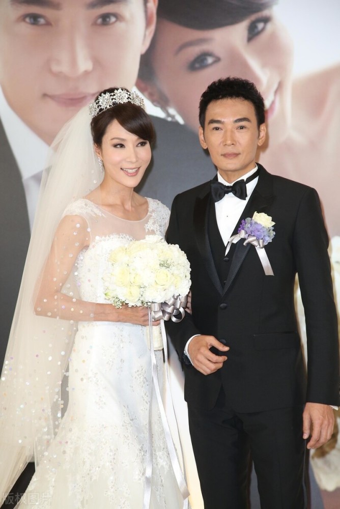一婚被前妻夺上亿家产,二婚娶初恋,"小李飞刀"焦恩俊现今怎样