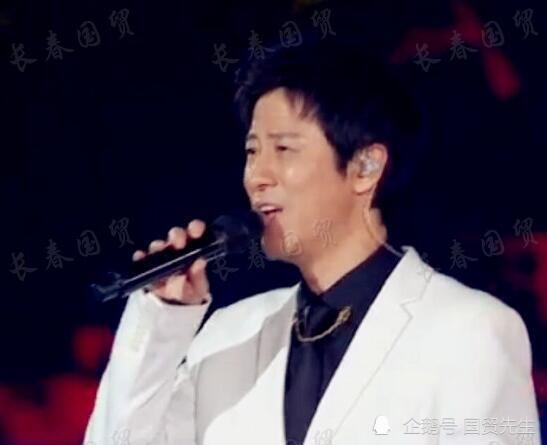 52岁歌手解晓东近照曝光重返舞台容颜未改风采不减当年
