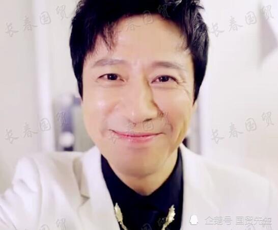 52岁歌手解晓东近照曝光,重返舞台容颜未改,风采不减当年