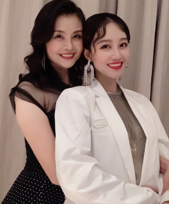 本以为蓝盈莹已经长得够美了,可看到她妈妈后,网友:惊艳