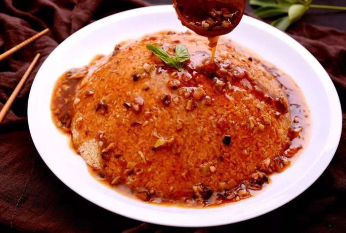 在变成零食之前,安徽人还将锅巴入菜,最出名的是 浇汁锅巴.